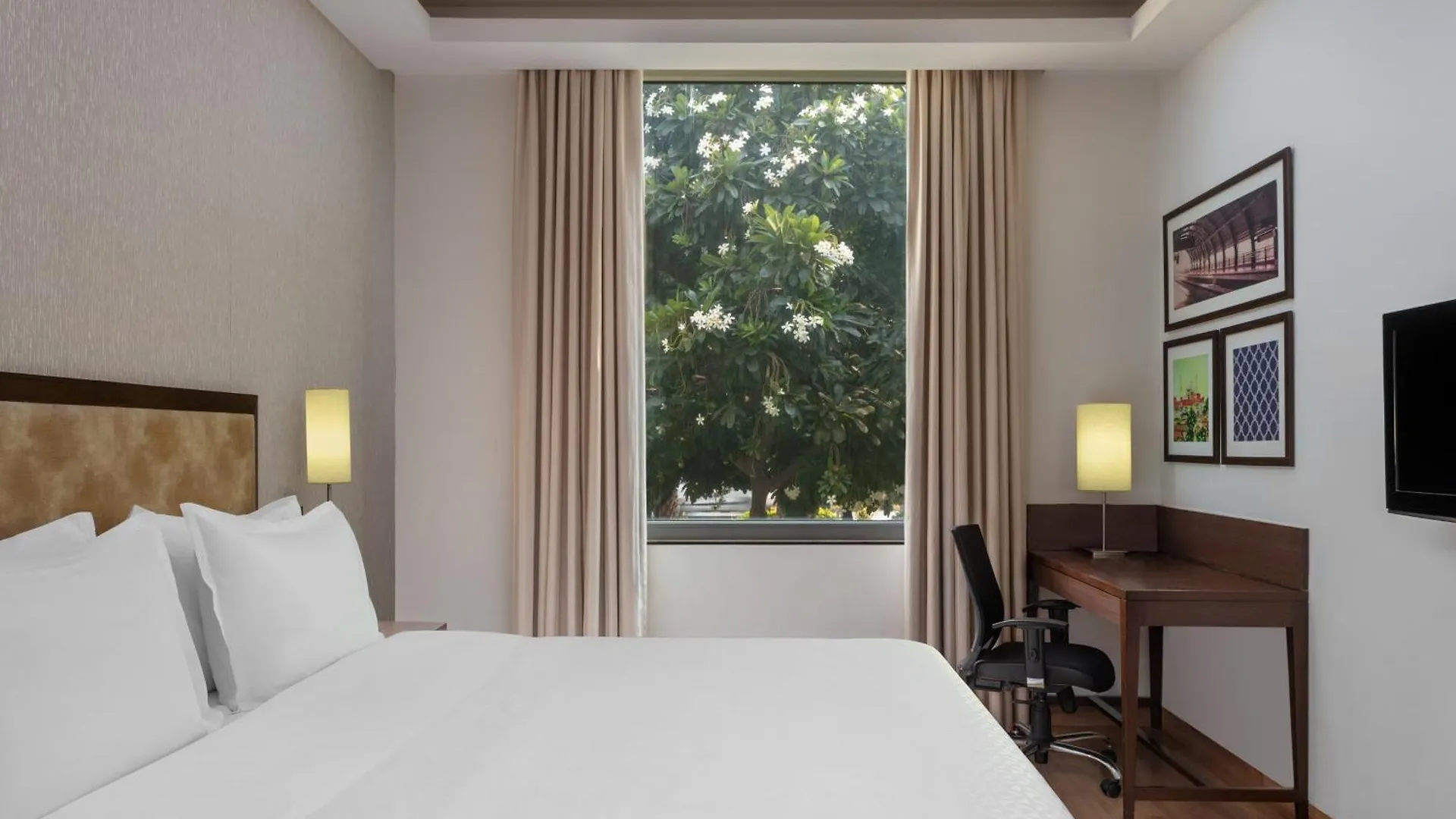 Four Points By Sheraton New Delhi, Airport Highway Hotel